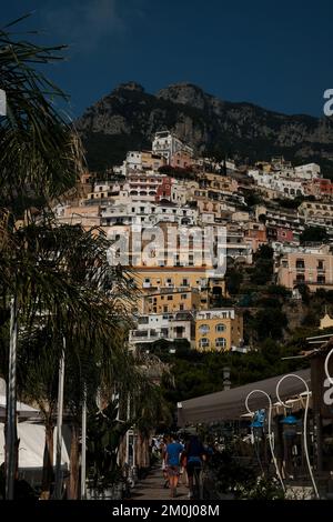 Les maisons colorées, les boutiques et les hôtels de Positano se superposont à la verticale sur les falaises surplombant la marina grande plage Italie. Banque D'Images