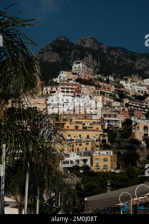 Les maisons colorées, les boutiques et les hôtels de Positano se superposont à la verticale sur les falaises surplombant la marina grande plage Italie. Banque D'Images