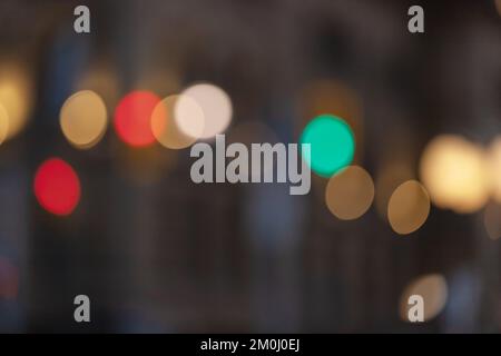 Lumières de la ville nocturne à l'état de flou abstrait Banque D'Images