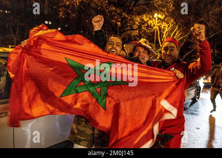 Essen, Allemagne. 06th décembre 2022. Football, coupe du monde, Maroc - Espagne, finale, ronde de 16. Les fans marocains fêtent dans la rue après la victoire de leur équipe dans la fusillade de pénalité. Credit: Christoph Reichwein/dpa/Alay Live News Banque D'Images