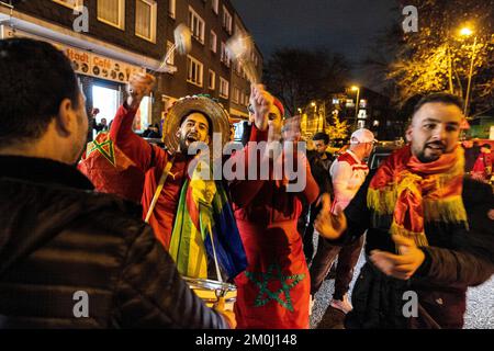 Essen, Allemagne. 06th décembre 2022. Football, coupe du monde, Maroc - Espagne, finale, ronde de 16. Les fans marocains fêtent dans la rue après la victoire de leur équipe dans la fusillade de pénalité. Credit: Christoph Reichwein/dpa/Alay Live News Banque D'Images