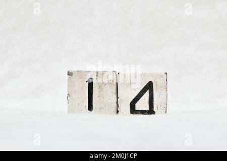 14 vintage bloc de calendrier en bois numéro sur fond blanc neige, espace de copie pour le texte. Enregistrez la date d'anniversaire, d'anniversaire, de jour spécial ou d'occasion Banque D'Images