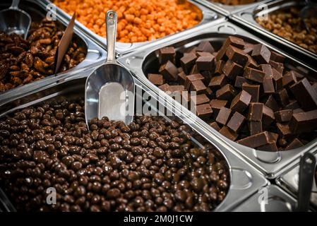 Assortiment de pralines au chocolat disposées dans des boîtes métalliques à vendre Banque D'Images