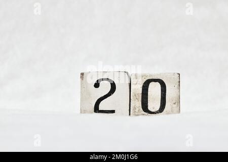 20 vintage bloc de calendrier en bois numéro sur fond blanc neige, espace de copie pour le texte. Enregistrez la date d'anniversaire, d'anniversaire, de jour spécial ou d'occasion Banque D'Images