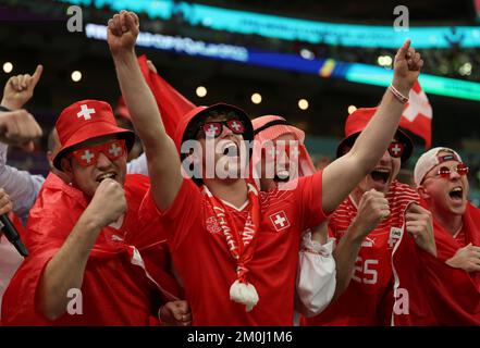 Lusail, Qatar. 6th décembre 2022. Les fans de Suisse applaudissent avant le match de la série 16 entre le Portugal et la Suisse de la coupe du monde de la FIFA 2022 au stade Lusail à Lusail, Qatar, le 6 décembre 2022. Crédit: PAN Yulong/Xinhua/Alay Live News Banque D'Images