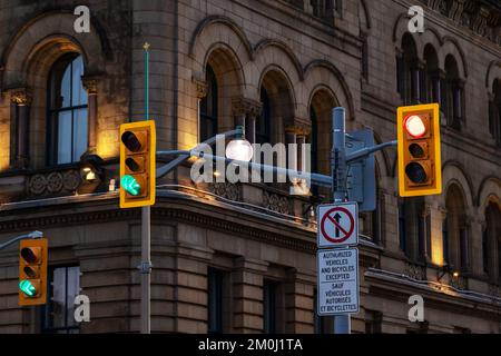 Feux de signalisation contre l'édifice historique dans le centre-ville d'Ottawa, Canada, la nuit. Banque D'Images