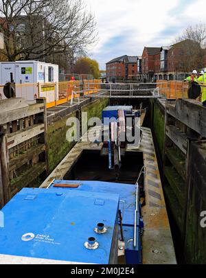 Une écluse pleine de bateaux de travail de Canal et River Trust à Wigan à l'écluse 87, l'écluse est en cours de travail pour réduire la perte d'eau par les portes inférieures. Banque D'Images