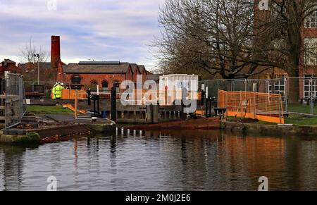 Les planches d'arrêt et l'escrime de sécurité sont en place autour de l'écluse 87 sur le canal Leeds et Liverpool à Wigan pour les travaux sur les portes d'écluse Banque D'Images