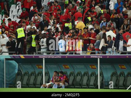 Al Rayyan, Qatar. 6th décembre 2022. Les spectateurs réagissent après le match de la série de 16 entre le Maroc et l'Espagne de la coupe du monde de la FIFA 2022 au stade Education City à Al Rayyan, Qatar, le 6 décembre 2022. Credit: LAN Hongguang/Xinhua/Alay Live News Banque D'Images