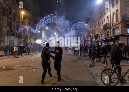 L'atmosphère devient un peu plus sinistre au centre de Bruxelles, lors des célébrations qui ont suivi un match de football entre le Maroc et l'Espagne en 1/8, lors de la coupe du monde FIFA 2022, le mardi 06 décembre 2022. BELGA PHOTO JAMES ARTHUR GEKIERE Banque D'Images