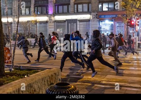 L'atmosphère devient un peu plus sinistre au centre de Bruxelles, lors des célébrations qui ont suivi un match de football entre le Maroc et l'Espagne en 1/8, lors de la coupe du monde FIFA 2022, le mardi 06 décembre 2022. BELGA PHOTO JAMES ARTHUR GEKIERE Banque D'Images