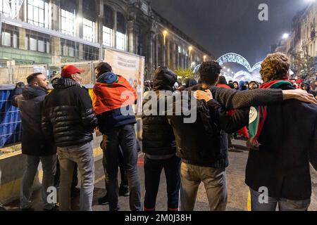 L'atmosphère devient un peu plus sinistre au centre de Bruxelles, lors des célébrations qui ont suivi un match de football entre le Maroc et l'Espagne en 1/8, lors de la coupe du monde FIFA 2022, le mardi 06 décembre 2022. BELGA PHOTO JAMES ARTHUR GEKIERE Banque D'Images