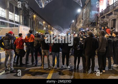 L'atmosphère devient un peu plus sinistre au centre de Bruxelles, lors des célébrations qui ont suivi un match de football entre le Maroc et l'Espagne en 1/8, lors de la coupe du monde FIFA 2022, le mardi 06 décembre 2022. BELGA PHOTO JAMES ARTHUR GEKIERE Banque D'Images