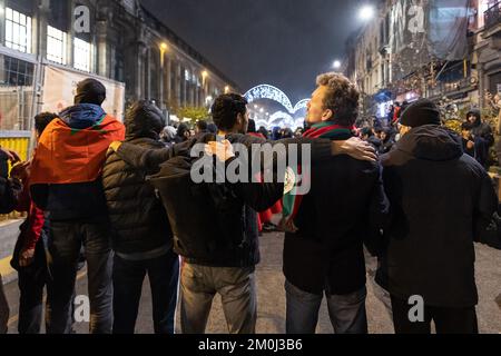 L'atmosphère devient un peu plus sinistre au centre de Bruxelles, lors des célébrations qui ont suivi un match de football entre le Maroc et l'Espagne en 1/8, lors de la coupe du monde FIFA 2022, le mardi 06 décembre 2022. BELGA PHOTO JAMES ARTHUR GEKIERE Banque D'Images