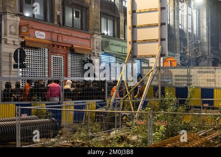 L'atmosphère devient un peu plus sinistre au centre de Bruxelles, lors des célébrations qui ont suivi un match de football entre le Maroc et l'Espagne en 1/8, lors de la coupe du monde FIFA 2022, le mardi 06 décembre 2022. BELGA PHOTO JAMES ARTHUR GEKIERE Banque D'Images