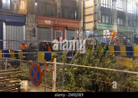 L'atmosphère devient un peu plus sinistre au centre de Bruxelles, lors des célébrations qui ont suivi un match de football entre le Maroc et l'Espagne en 1/8, lors de la coupe du monde FIFA 2022, le mardi 06 décembre 2022. BELGA PHOTO JAMES ARTHUR GEKIERE Banque D'Images