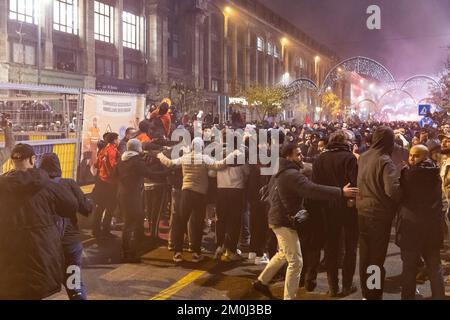 L'atmosphère devient un peu plus sinistre au centre de Bruxelles, lors des célébrations qui ont suivi un match de football entre le Maroc et l'Espagne en 1/8, lors de la coupe du monde FIFA 2022, le mardi 06 décembre 2022. BELGA PHOTO JAMES ARTHUR GEKIERE Banque D'Images