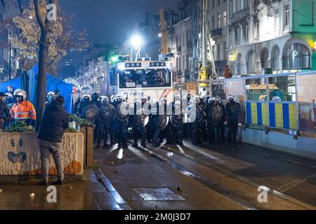 L'atmosphère devient un peu plus sinistre au centre de Bruxelles, lors des célébrations qui ont suivi un match de football entre le Maroc et l'Espagne en 1/8, lors de la coupe du monde FIFA 2022, le mardi 06 décembre 2022. BELGA PHOTO JAMES ARTHUR GEKIERE Banque D'Images