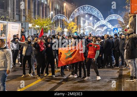 L'atmosphère devient un peu plus sinistre au centre de Bruxelles, lors des célébrations qui ont suivi un match de football entre le Maroc et l'Espagne en 1/8, lors de la coupe du monde FIFA 2022, le mardi 06 décembre 2022. BELGA PHOTO JAMES ARTHUR GEKIERE Banque D'Images