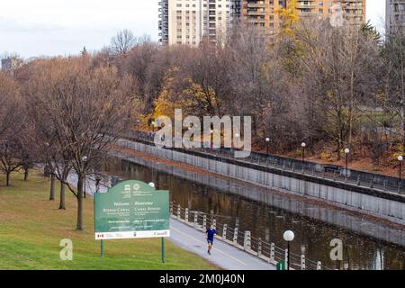 Ottawa, Canada - 5 novembre 2022 : Canal Rideau en automne dans un parc avec sentier et piste cyclable Banque D'Images