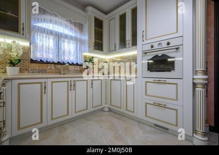 Cuisine et salle à manger blanches classiques dans la maison de ville Banque D'Images