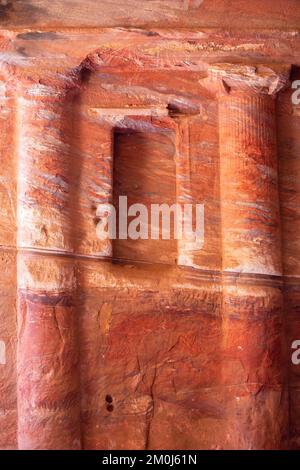 Petra, Jordanie intérieur triclinium coloré dans la ville antique Banque D'Images