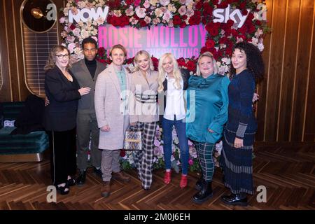 (De gauche à droite) Pauline McLynn, Oliver Wellington, Lewis Reeves, Sheridan Smith, Susan Nickson, Leah MacRae et Adelle Leonce arrivent à la première projection de Rosie Molloy donne vers le haut tout, aux chantiers de l'Everyman à Londres. Date de la photo: Mardi 6 décembre 2022. Banque D'Images