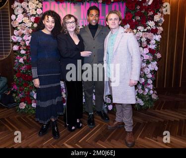 (De gauche à droite) Adelle Leonce, Pauline McLynn, Oliver Wellington et Lewis Reeves arrivent à la première projection de Rosie Molloy donne tout, aux chantiers Everyman à Londres. Date de la photo: Mardi 6 décembre 2022. Banque D'Images