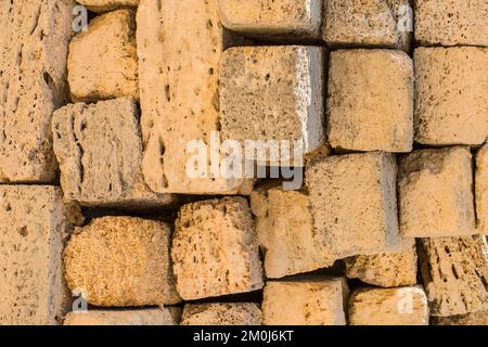 Une pile de briques coquina blocs de sable de la coquille de pierre à gros plan calcaire. Banque D'Images