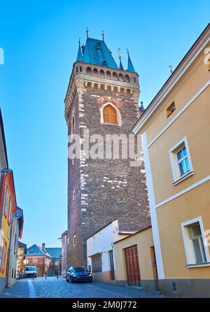 L'étroite rue Brandlova avec vue sur le clocher en pierre médiéval de l'église paroissiale Saint-Bartholomew, Kolin, République tchèque Banque D'Images