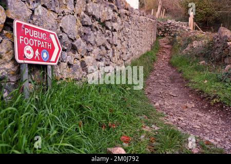 Décembre 2022 - panneau public Footpath au début d'une promenade dans le village de Cheddar, Somerset, Angleterre, Royaume-Uni. Banque D'Images