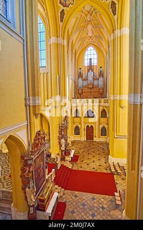 KUTNA HORA, RÉPUBLIQUE TCHÈQUE - 9 MARS 2022 : intérieur de la cathédrale de Sedlec (église de l'Assomption de notre-Dame et Saint Jean-Baptiste) avec orgue en bois, Banque D'Images