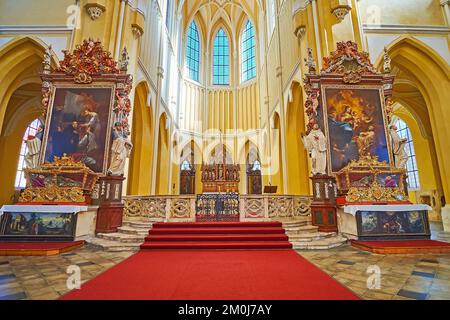 KUTNA HORA, RÉPUBLIQUE TCHÈQUE - 9 MARS 2022 : autel de la cathédrale de Sedlec (église de l'Assomption de notre-Dame et Saint Jean-Baptiste) avec peintures, reliq Banque D'Images