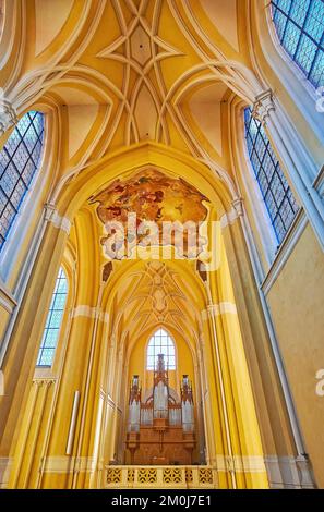 KUTNA HORA, RÉPUBLIQUE TCHÈQUE - 9 MARS 2022 : cathédrale de Sedlec (église de l'Assomption de notre-Dame et Saint Jean-Baptiste) avec orgue et colo en bois Banque D'Images