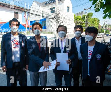 Les militants de 'Chiang Mai University Student Organization' s'expriment alors qu'ils appellent le gouvernement américain à agir contre la peine de mort sur 7 étudiants du Myanmar et d'autres activistes politiques, aux États-Unis Consulat général. Les sept sont tous des étudiants de l'université de Dagon à Yangon et de moins de 25 ans qui ont été condamnés par un tribunal militaire pour leur implication présumée dans une fusillade en avril qui a tué un ancien officier militaire. S'ils sont exécutés, ils sont parmi plus de 130 personnes mises dans le couloir de la mort depuis que l'armée a pris le pouvoir lors d'un coup d'État l'année dernière, et ils le feront selon les Nations Unies Banque D'Images