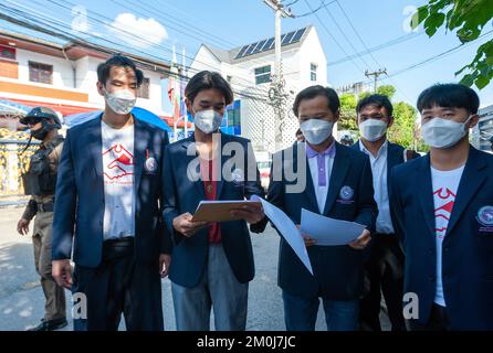 Un activiste de l'organisation étudiante de l'Université de Chiang Mai s'exprime en appelant le gouvernement américain à agir contre la peine de mort sur 7 étudiants du Myanmar et d'autres activistes politiques, aux États-Unis Consulat général. Les sept sont tous des étudiants de l'université de Dagon à Yangon et de moins de 25 ans qui ont été condamnés par un tribunal militaire pour leur implication présumée dans une fusillade en avril qui a tué un ancien officier militaire. S'ils sont exécutés, ils sont parmi plus de 130 personnes mises dans le couloir de la mort depuis que l'armée a pris le pouvoir lors d'un coup d'État l'année dernière, selon les Nations Unies et ils seront t Banque D'Images