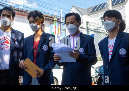 Un activiste de l'organisation étudiante de l'Université de Chiang Mai appelle le gouvernement américain à agir contre la peine de mort sur 7 étudiants du Myanmar et d'autres activistes politiques, aux États-Unis Consulat général. Les sept sont tous des étudiants de l'université de Dagon à Yangon et de moins de 25 ans qui ont été condamnés par un tribunal militaire pour leur implication présumée dans une fusillade en avril qui a tué un ancien officier militaire. S'ils sont exécutés, ils sont parmi plus de 130 personnes mises dans le couloir de la mort depuis que l'armée a pris le pouvoir lors d'un coup d'État l'année dernière, selon les Nations Unies et ils seront le deuxième exe Banque D'Images