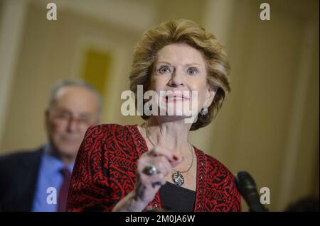 Washington, États-Unis. 06th décembre 2022. Le sénateur Debbie Stabenow, D-MI, parle lors d'une conférence de presse après les déjeuners hebdomadaires du caucus aux États-Unis Capitole à Washington, DC mardi, 6 décembre 2022. Photo de Bonnie Cash/UPI Credit: UPI/Alay Live News Banque D'Images