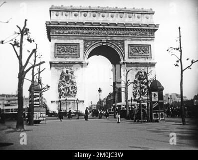 Une photographie vintage noir et blanc du début du 20th siècle montrant l'Arc de Triomphe à Paris, France. Banque D'Images