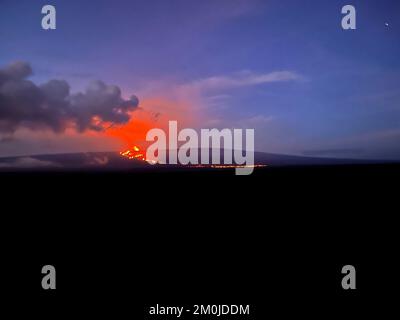 Mauna Loa, Hawaï, États-Unis. 4th décembre 2022. L'éruption de Mauna Loa, en cours dans la zone de rift du Nord-est, vue de l'autoroute Daniel K. Inouye (Saddle Road) peu après 6 heures TVH sur 4 décembre 2022. L'éruption continue, avec un front d'écoulement qui avance lentement vers l'autoroute. Credit: USGS/ZUMA Press Wire Service/ZUMAPRESS.com/Alamy Live News Banque D'Images