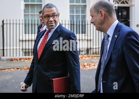 Londres, Royaume-Uni. 06th décembre 2022. James, ingénieusement député, secrétaire d'État aux Affaires étrangères, du Commonwealth et du développement (secrétaire aux Affaires étrangères), accompagne un collègue. Les ministres du gouvernement Sunak assistent aujourd'hui à la réunion hebdomadaire du Cabinet au 10 Downing Street à Westminster. Credit: Imagetraceur/Alamy Live News Banque D'Images