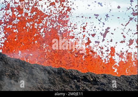 Mauna Loa, Hawaï, États-Unis. 4th décembre 2022. Projection d'éclaboussures de la fissure 3 sur la zone de rift nord-est de Mauna Loa pendant la matinée de 4 décembre 2022. On a mesuré des hauteurs de fontaine soutenues de 141 pieds (43 mètres) avec des rafales atteignant plus de 232 pieds (71 mètres) de hauteur. Credit: USGS/ZUMA Press Wire Service/ZUMAPRESS.com/Alamy Live News Banque D'Images