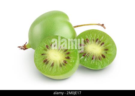 mini kiwi ou actinidia arguta isolé sur fond blanc avec pleine profondeur de champ. Banque D'Images