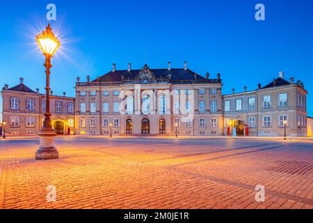 Palais Amalienborg à Copenhague, Danemark au crépuscule. Le Palais Amalienborg est la maison de la famille royale danoise. Banque D'Images