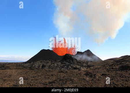 Mauna Loa, Hawaï, États-Unis. 2nd décembre 2022. Fissure 3 fontaines de lave qui jettent de la matière fondue jusqu'à 82-98 pi (25-30 m) dans l'air haut sur la zone de Rift Nord-est de Mauna Loa. Au cours des derniers jours, les bombes fondues jetées dans l'air ont refroidi et ont construit un cône autour des fontaines de lave. Credit: USGS/ZUMA Press Wire Service/ZUMAPRESS.com/Alamy Live News Banque D'Images