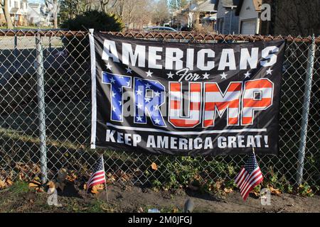 Gros plan sur un drapeau américain pour Trump sur une clôture avec deux petits drapeaux américains devant lui à des Plaines, Illinois Banque D'Images