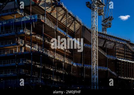 Google nouveau siège en cours de construction.Un projet massif.Cranes s'élèvent au ciel bleu avec un nuage blanc.la carcasse de la construction est montrant Banque D'Images