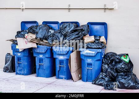 Miami Beach Florida, débordant rempli de poubelles pleines bacs recyclage du carton Banque D'Images