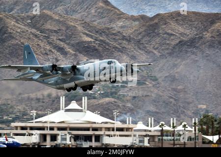 Palm Springs, Californie, États-Unis. 2nd décembre 2022. A United States Marines C-130 au départ de Palm Springs. (Image de crédit : © Ian L. Sitren/ZUMA Press Wire) Banque D'Images