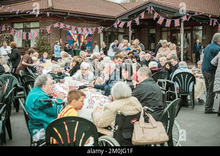 Les gens qui célèbrent la victoire à l'anniversaire de la Journée de l'Europe 70th Banque D'Images